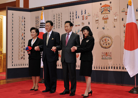 ▲ 이명박 대통령 내외와 하토야마 유키오(鳩山由紀夫) 일본 총리 내외가 9일 정상회담에 앞서 포즈를 취하고 있다. ⓒ뉴데일리 <=청와대 제공>
