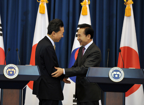 ▲ 이명박 대통령과 하토야마 유키오(鳩山由紀夫) 일본 총리가 9일 청와대에서 정상회담 직후 기자회견을 가진 뒤 친근감을 표하고 있다.ⓒ뉴데일리<=청와대 제공> 