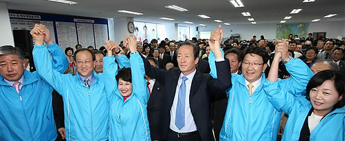 ▲ 한나라당 정몽준 대표가 10일 10월 28일 실시되는 강릉지역 국회의원 재선거에 출마하는 권성동 후보의 사무실 개소식에 참석, 손을 들어 지지를 호소하고 있다. 최재규 강원도의회의장, 허천, 전여옥 국회의원,정몽준 대표, 권성동 후보와 부인 김진희씨.(사진 왼쪽부터)&nbsp;ⓒ&nbsp;연합뉴스