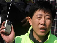 ▲ 10일 경기도 파주시 임진각에서 자유북한연합 박상학대표가 풍선에 매달아 북한에 보낼 라디오를 들어 보이고 있다 ⓒ연합뉴스 