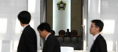 ▲ 지난 5월 신영철대법관의 촛불재판 개입 논란과 관련해 일선 판사들이 판사회의를 잇달아 열어 신 대법관의 결단을 촉구하는 등 집단적인 반발 움직임을 보였던 당시 서울 서초동 대법원 ⓒ연합뉴스