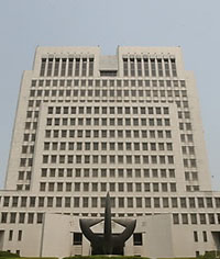 ▲ 신영철 대법관의 촛불재판 개입 논란과 관련해 일선 판사들이 판사회의를 잇달아 열어 신 대법관의 결단을 촉구하는 등 집단적인 반발 움직임을 보였던 지난 5월 당시 서울 서초동 대법원 대법정 앞 로비 ⓒ연합뉴스