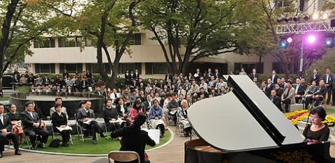 ▲ 이명박 대통령 내외가 11일 오후 청와대 버들마당에서 열린 인근 주민과 함께하는 '작은 음악회'에 참석해 연주를 감상하고 있다. ⓒ 연합뉴스