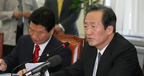 ▲ 지난 8일 한나라당 최고위원회의에서 나란히 앉은 정몽준 대표(오른쪽)와 안상수 원내대표 ⓒ연합뉴스