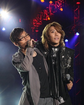 ▲ 김범수와 합동 공연을 펼치고 있는 가수 박효신(우측). ⓒ 뉴데일리