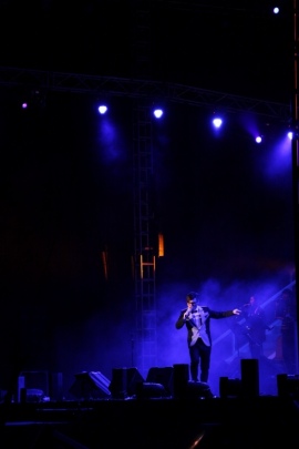 ▲ 김범수와 합동 공연을 펼치고 있는 가수 박효신(우측). ⓒ 뉴데일리