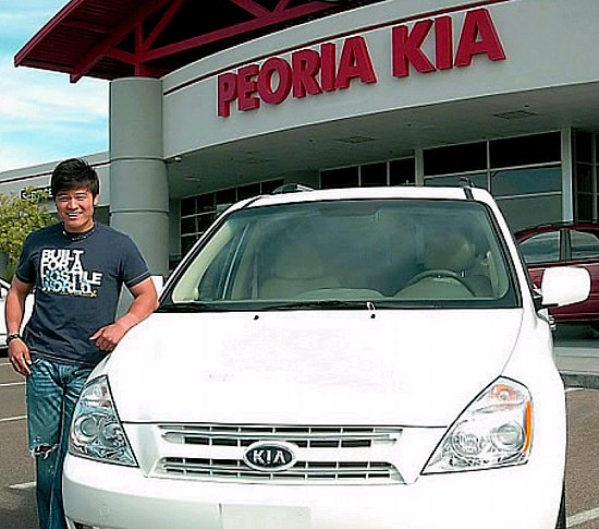 ▲ 메이저리거 추신수 선수가 기아자동차 '그랜드 카니발'을 전달받고 포즈를 취하고 있다. ⓒ 연합뉴스