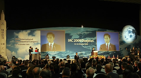 ▲ 이명박 대통령이 12일 오전 대전 컨벤션센터에서 열린 '2009 대전국제우주대회 개막식'에서 치사를 하고 있다. ⓒ 연합뉴스