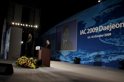 ▲ 이명박 대통령이 12일 대전 컨벤션센터에서&nbsp;열린 '2009대전 국제우주대회(IAC)' 개막식에 참석, 축사를 하고 있다.&nbsp;ⓒ 뉴데일리<=청와대 제공>&nbsp;