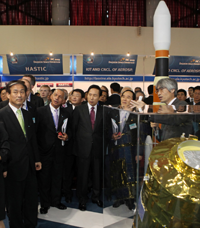 ▲ 이명박 대통령이 12일 오전 대전 컨벤션센터에서 열린 '2009 대전국제우주대회(IAC)' 개막식을 마친 뒤 전시장에 마련된 한 우주산업 관련업체 부스를 둘러보고 있다. ⓒ 뉴데일리<=청와대 제공>&nbsp;