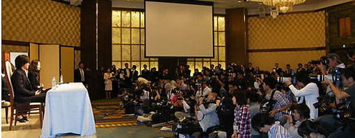 ▲ 지난 9월 일본 도쿄 오다이바 베이코트클럽에서 열린 애니메이션 '겨울연가' 공식 기자회견에 드라마 제작 이래 7년 만에 동반 참석한 한류스타 배용준과 최지우를 취재하는 수많은 기자들. 당시 몰려든 기자들과 뜨거운 취재 열기 덕분에 '역시 한류!'라는 감탄을 자아냈다 ⓒ연합뉴스