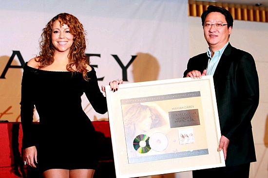 ▲ 유니버설 뮤직코리아 양범준 사장으로부터 플래티넘 디스크를 전달 받고 있는 '머라이어 캐리' ⓒ 뉴데일리 ⓒ 뉴데일리