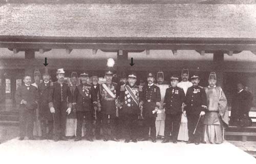 ▲ 통감으로 부임하는 길에 대마도 嚴島신사에서 기념 촬영한 사진, 중앙 화살표가 이토 히로부미, 왼쪽에서 세번째 화살표가 우치다 료헤이.