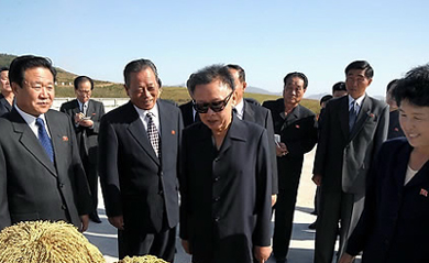 ▲ 평북 곽산군에 김정일을 비난하는 전단지가 나븥어 군 당국이 범인 색출 소동을 벌인 것으로 전해졌다. 사진은 북한의 한 농촌에서 '현지지도'하는 김정일 ⓒ 연합뉴스 