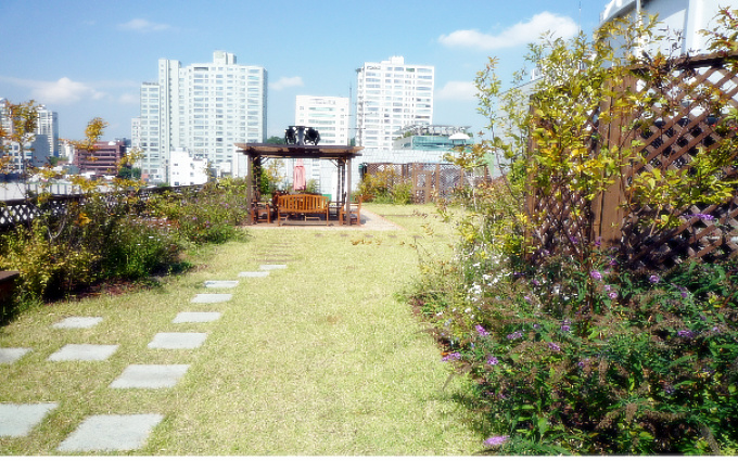 ▲ 옥상공원으로 조성된 서울 강남구 예림당 빌딩 ⓒ서울시