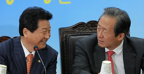 ▲ 한나라당 정몽준 대표가 14일 오전 서울 여의도 당사에서 열린 최고중진연석회의에서 안상수 원내대표와 대화하고 있다. ⓒ연합뉴스