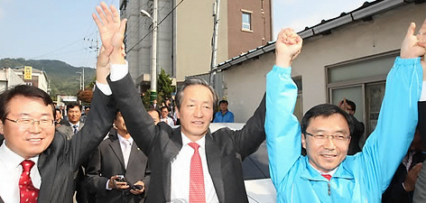 ▲ 정몽준 한나라당 대표가 충북 증평 진천 괴산 음성 보궐선거에 출마한 자당 소속 경대수 후보(오른쪽)와 손을 맞잡고 환호하는 정몽준 한나라당 대표 ⓒ연합뉴스