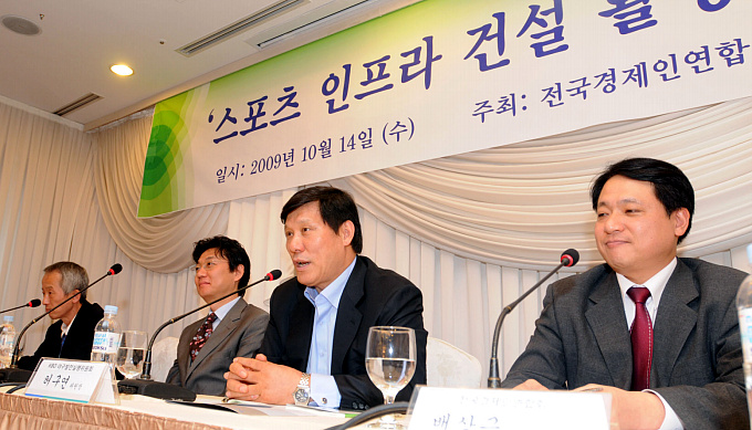 ▲ 14일 서울 여의도 렉싱턴호텔에서 개최된 '스포츠 인프라 건설 활성화 방안' 세미나에서 허구연 KBO 야구발전실행위원장이 발표를 하고 있다.ⓒ전경련