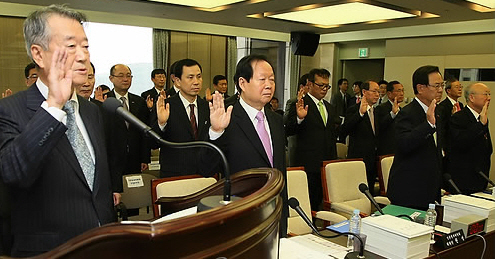 ▲ 15일 오전 서울 프레스센터에서 열린 문화체육관광방송통신위원회의 언론중재위원회 등 국정감사에서 피감 기관장장들이 증인선서를 하고 있다. 사진 앞줄 왼쪽부터 언론중재위원회 권 성 위원장, 한국언론재단 고학용 이사장, 한국방송광고공사 양휘부 사장, 신문발전위원회 김호준 위원장ⓒ&nbsp;연합뉴스