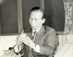 ▲ 과일을 깍고 있는 박정희 대통령. ⓒ 뉴데일리