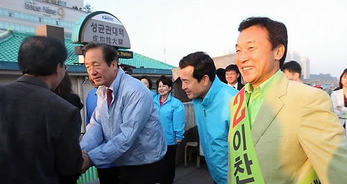 ▲ 한나라당 정몽준 대표와 민주당 손학규 선대위원장이 10.28 재.보선 공식선거 운동 개시일인 15일 오전 격전지 중 한 곳인 수원 장안구의 성균관대역 앞에서 본격적인 지원유세를 펼치고 있다. ⓒ연합뉴스