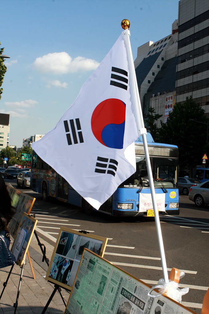 ▲ 태극기 관련 전시물과 함께 대형 태극기가 휘날리고 있다. ⓒ 뉴데일리