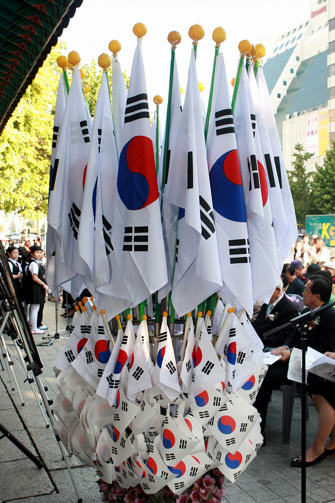 ▲ 크기가 서로 다른 태극기가 한데 묶여 전시되고 있다. ⓒ 뉴데일리