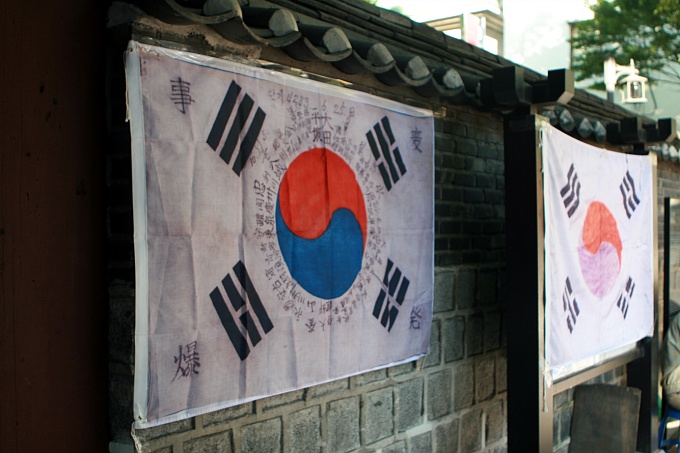 ▲ 벽면에 설치된 태극기 전시물 ⓒ 뉴데일리