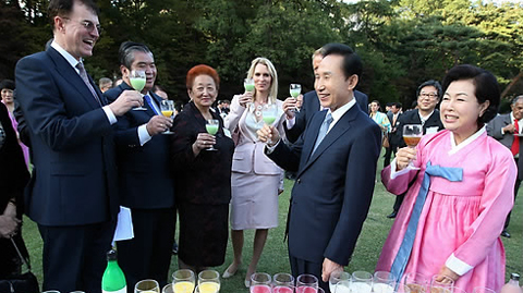 ▲ 이명박 대통령과 부인 김윤옥 여사가 15일 주한 상주대사, 국제기구 대표, 국내 각계 인사 등을 청와대로 초청, 막걸리로 건배를 하고 있다. ⓒ연합뉴스 