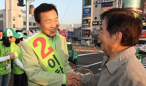 ▲ 민주당 선대위원장인 손학규 전 대표가 10.28 재선거 공식선거 운동 개시일인 15일 오전 수원 장안구 성균관대역 앞에서 출근길 시민에게 지지를 호소하고 있다. ⓒ연합뉴스