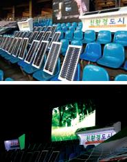 ▲ ⓒ 태양열로 가동되는 솜사탕기계를 체험해보고 있는 관람객 