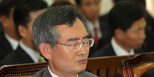 ▲ 16일 오전 국회 행정안전위원회 국정감사에서 안병욱 진실화해를위한과거사정리위원회 위원장이 눈을 감은 채 의원들의 질의를 듣고 있다. ⓒ연합뉴스