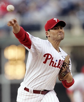 ▲ 박찬호(36·필라델피아 필리스)가 16일 미국 LA 다저스타디움에서 열린 LA 다저스와의 챔피언십 시리즈 1차전에서 7회 구원 투수로 나와 1이닝을 무실점으로 틀어막고 포스트시즌 첫 홀드를 기록했다.  ⓒ 필라델피아 AP=연합뉴스