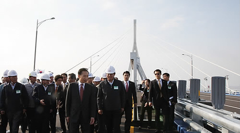 ▲ 이명박 대통령이 16일 오후 인천대교 개통식에 참석해 주탑 구간을 시찰하고 있다. ⓒ연합뉴스
