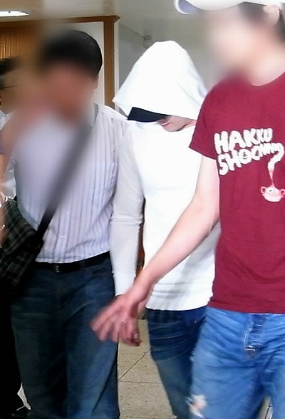 ▲ 술집에서 다른 손님을 폭행한 혐의로 경찰에 입건된 인기그룹 슈퍼주니어의 멤버 강인(본명 김영운)이 지난 9월 16일 오전 10시51분께 서울 강남경찰서 형사계를 나서고 있다. ⓒ 연합뉴스