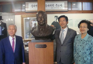 ▲ 17일 이화장을 찾은 김문수 경기도지사가 이승만 대통령의 흉상을 둘러보고 있다. 왼쪽부터 이인수 박사, 김 지사, 조혜자 여사. ⓒ 뉴데일리