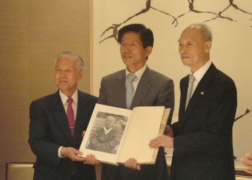 ▲ 이승만 대통령의 양자 이인수 박사가 김문수 지사에게 이승만 대통령 서화집을 전달했다. 오른쪽은 강영훈 이승만 대통령기념사업회 회장. ⓒ 뉴데일리