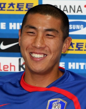 ▲ 지난 12일 경기 파주 NFC에서 열린 기자회견에서 허정무호에 새롭게 승선한 차두리가 취재진의 질문을 받고 활짝 웃고 있다. ⓒ&nbsp;연합뉴스