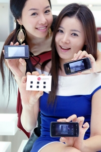 ▲ LG전자 홍보 모델들이 16일 북미 모바일TV 기술표준으로 채택된 ATSC-M/H 기술을 지원하는 최초의 수신칩과 이 칩이 적용된 단말기들을 소개하고 있다. ⓒ 뉴데일리