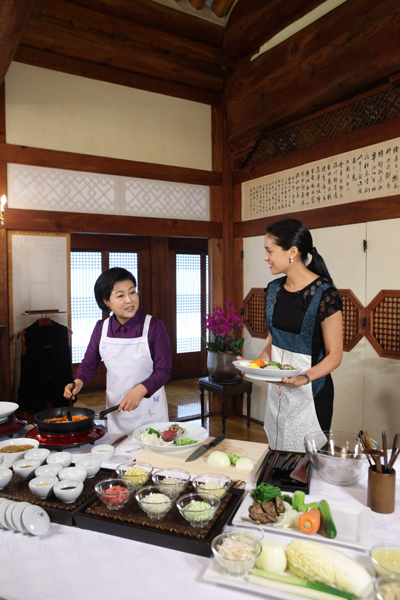 ▲ 이명박 대통령 부인 김윤옥 여사가 19일 방송된 CNN과의 인터뷰를 진행하고 있다. 김 여사는 청와대 상춘재에서 직접 잡채 만드는 법을 선보였다. ⓒ 뉴데일리