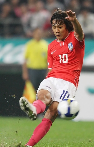 ▲ 지난 14일 서울월드컵경기장에서 열린 축구국가대표팀 친선경기 '한국 대 세네갈' 경기 전반 박주영이 프리킥을&nbsp;차고 있다. &nbsp;ⓒ 연합뉴스