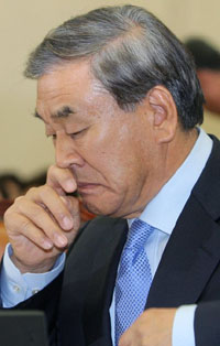 ▲ 이재오 국민권익위원장이 19일 오전 국회에서 열린 정무위원회 국정감사에서 자료를 살펴보고 있다. ⓒ연합뉴스