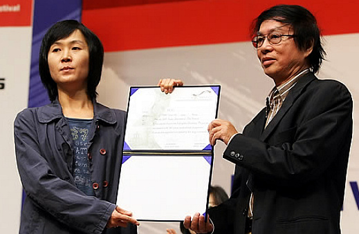 ▲ 16일 오전 부산 신세계 센텀시티 문화홀에서 열린 제 14회 부산국제영화제(PIFF) 결산 기자회견에서 넷팩상을 수상한 영화 '파주'의 박찬옥 감독(왼쪽)이 포즈를 취하고 있다. ⓒ 연합뉴스