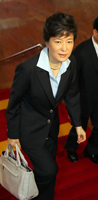 ▲ 국회 본회의장에 들어서고 있는 박근혜 전 한나라당 대표. ⓒ연합뉴스