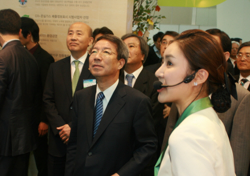 ▲ 정운찬 국무총리가 20일 오후 '2009 저탄소 녹색성장 박람회'에 개막식에 참석한 뒤 행사장을 둘러보고 있다.&nbsp;ⓒ 뉴데일리