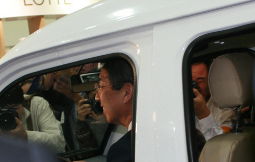 ▲ 정운찬 국무총리가 20일 오후 '2009 저탄소 녹색성장 박람회'에 개막식에 참석한 뒤 행사장에 들러 한 중소업체가 개발한 전기차에 직접 탑승해 제품을 살펴보고 있다.&nbsp; ⓒ뉴데일리&nbsp;&nbsp;