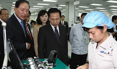 ▲ 베트남을 방문중인 이명박 대통령이 20일 오후 하노이 삼성전자 베트남을 방문해 이윤우(왼쪽) 부회장의 안내로 휴대폰 생산라인을 시찰하고 있다. ⓒ 연합뉴스