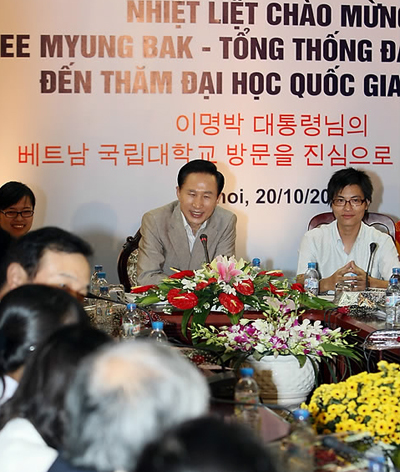 ▲ 베트남을 방문 중인 이명박 대통령이 20일 오후 하노이 베트남 국립대학에서 학생들과 간담회를 갖고 있다. ⓒ 연합뉴스