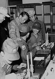 ▲ 1975년 부산 지방을 시찰중인 박정희 대통령이 부산 기계공고에 들러 학생들의 공작 실험장을 둘러보며 격려한 당시 ⓒ 연합뉴스