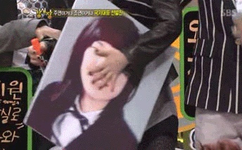 ▲ '브아걸'의 손가인이 방송 중 확대 프린트된 졸업사진의 노출(?)을 필사적으로 저지하는&nbsp;모습. ⓒ SBS방송캡처